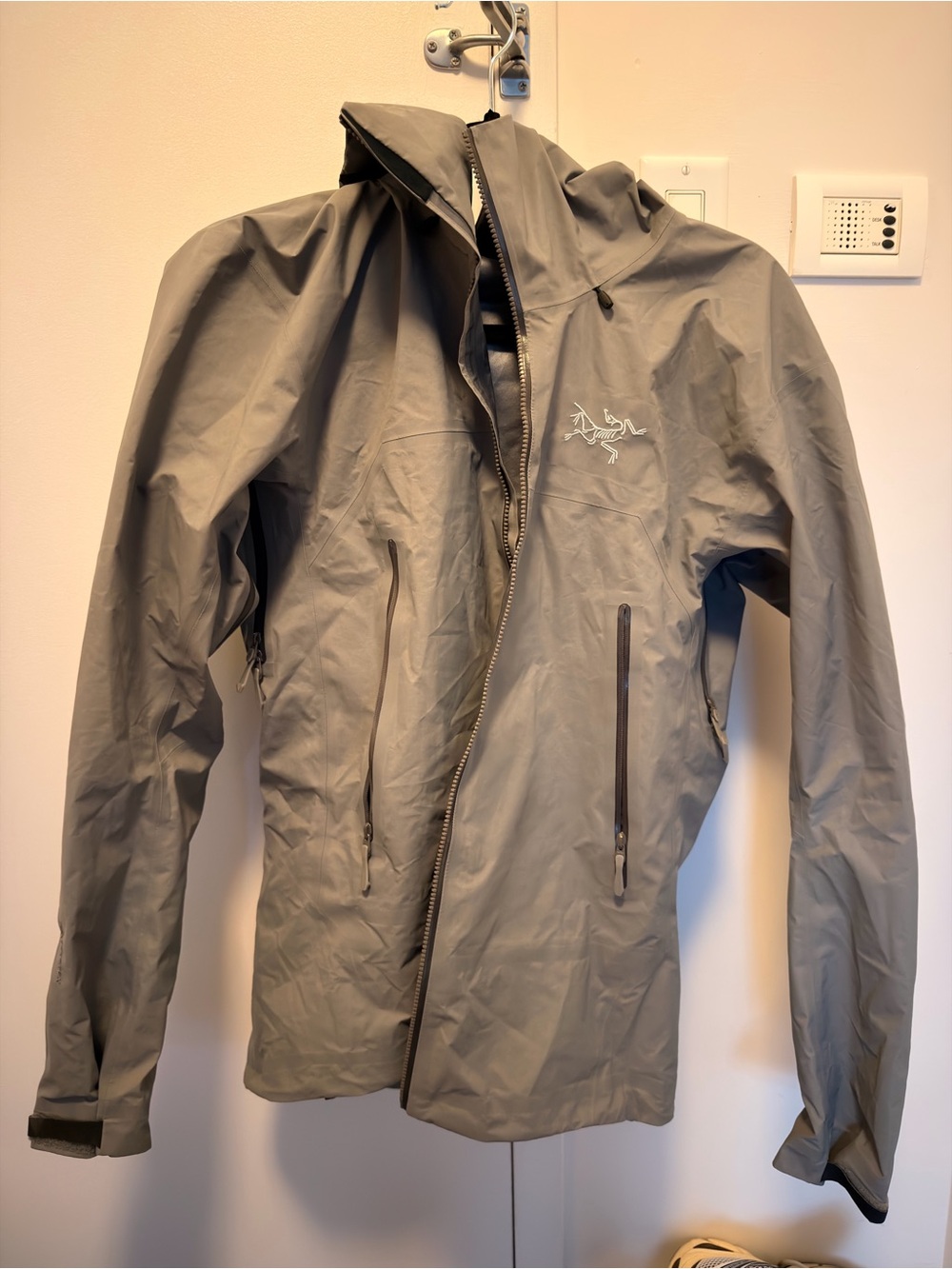 Arc'teryx Men's Beta SL Jacket in Void Color